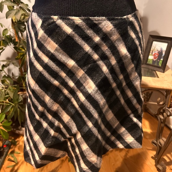 Guess plaid wool blend short skirt. Cute - Picture 9 of 14
